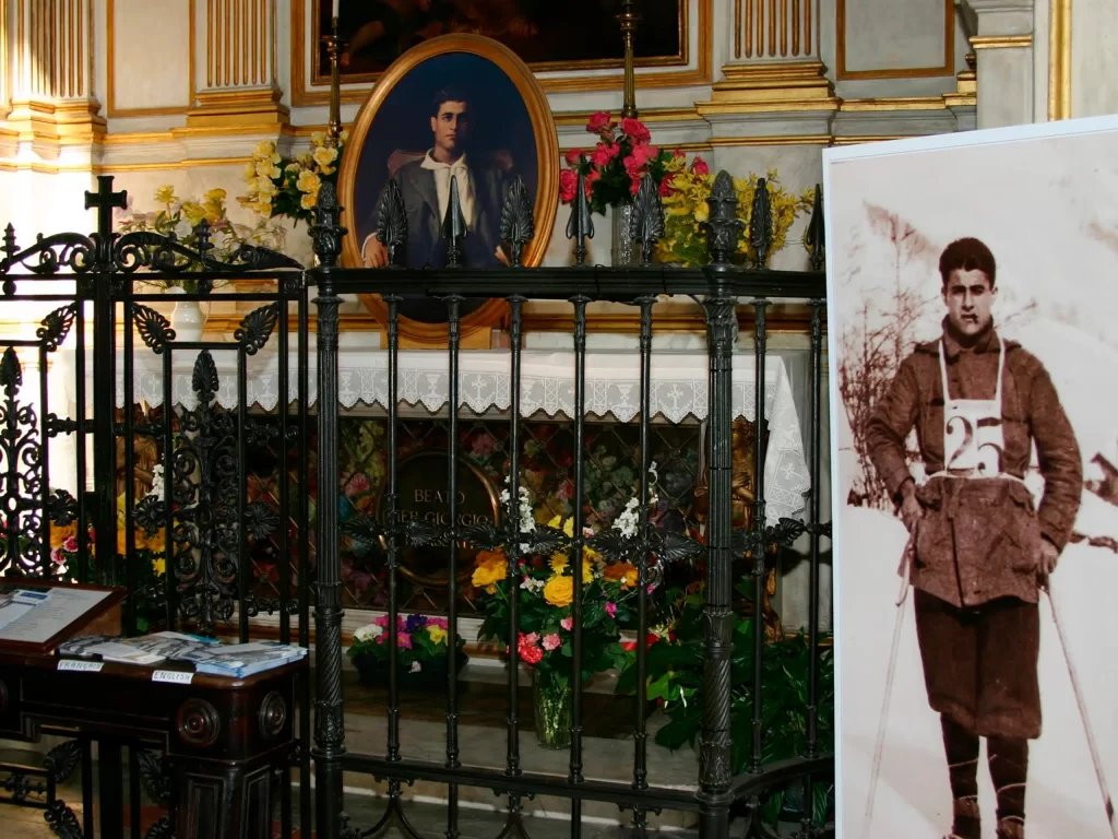 Descubra como a atuação feminina tem influenciado modelos de gestão mais colaborativos e sustentáveis, impulsionando inovação e performance nas empresas de forma estratégica.
Durante muito tempo, os modelos de gestão e inovação foram moldados por uma lógica predominantemente masculina, muitas vezes hierárquica, focada em comando e controle. No entanto, isso vem mudando. A presença crescente de mulheres na liderança empresarial tem promovido transformações reais na forma como se pensa estratégia, cultura organizacional e inovação.
Não se trata apenas de aumentar a diversidade, trata-se de mudar a lógica da construção empresarial. E os resultados já são visíveis.
