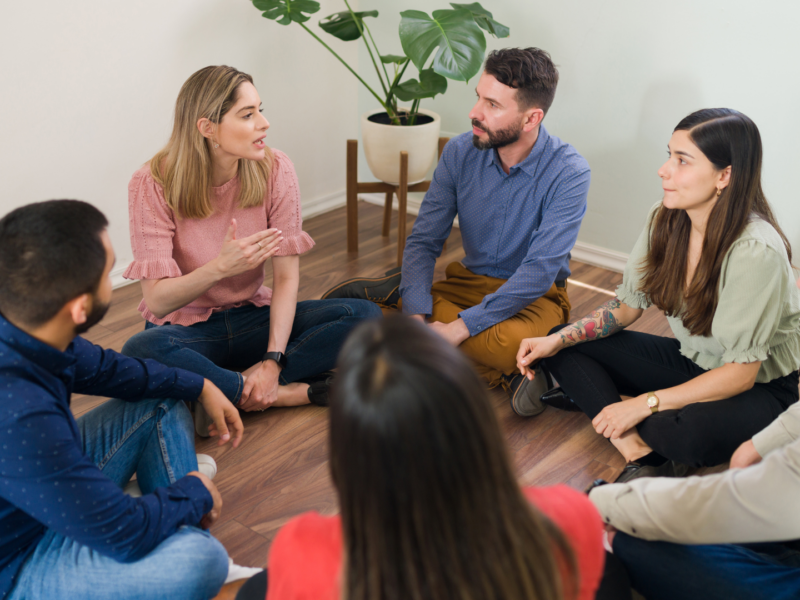 grupo diverso de pessoas em convivência social representando inclusão e pluralidade