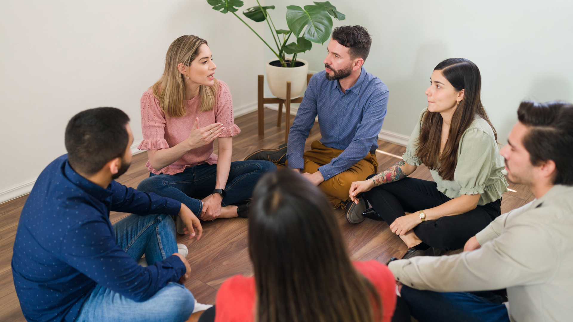 grupo diverso de pessoas em convivência social representando inclusão e pluralidade