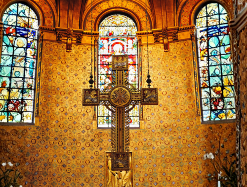 Se a imagem escolhida for apenas de uma igreja/vitral, não coloque pessoas no ALT. Nesse caso, use: