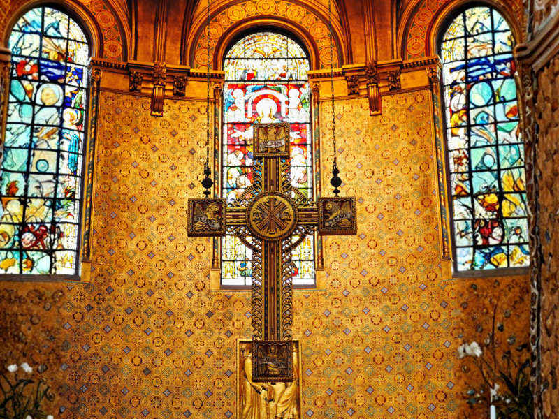 Se a imagem escolhida for apenas de uma igreja/vitral, não coloque pessoas no ALT. Nesse caso, use: